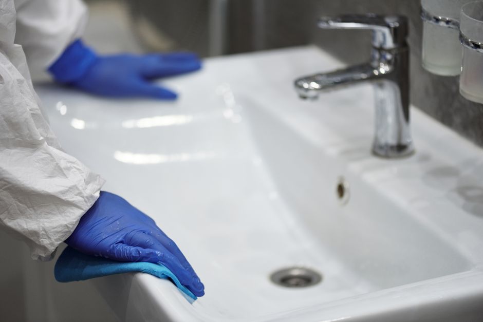 Produtos de limpeza organizados para higienizar o banheiro