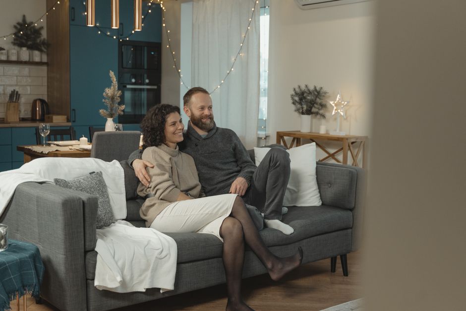 Casal sentado em uma sala de estar aconchegante e moderna