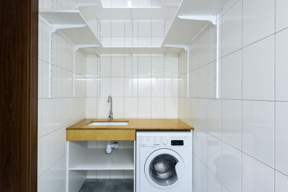 Ambiente de lavanderia organizado com produtos domésticos