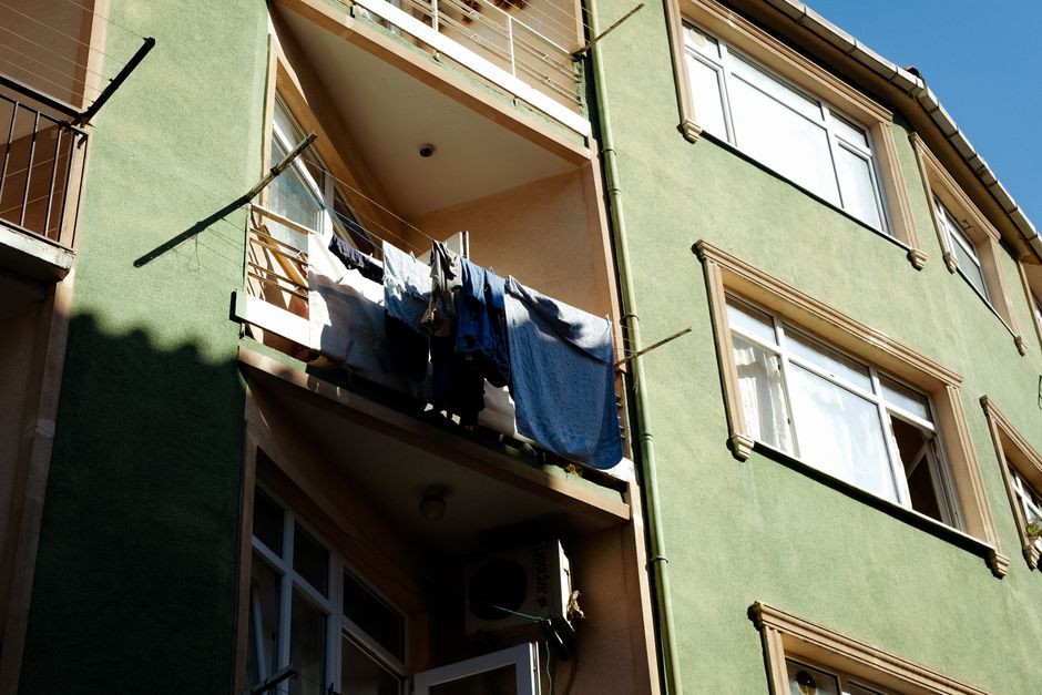 Roupas secando ao sol em varanda ensolarada