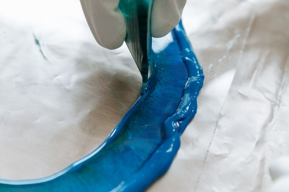 Pessoa despejando mistura de cimento dentro de molde para artesanato DIY