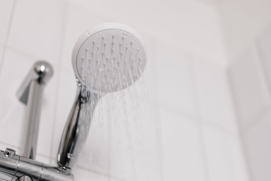Chuveiro em banheiro com foco no fluxo de água