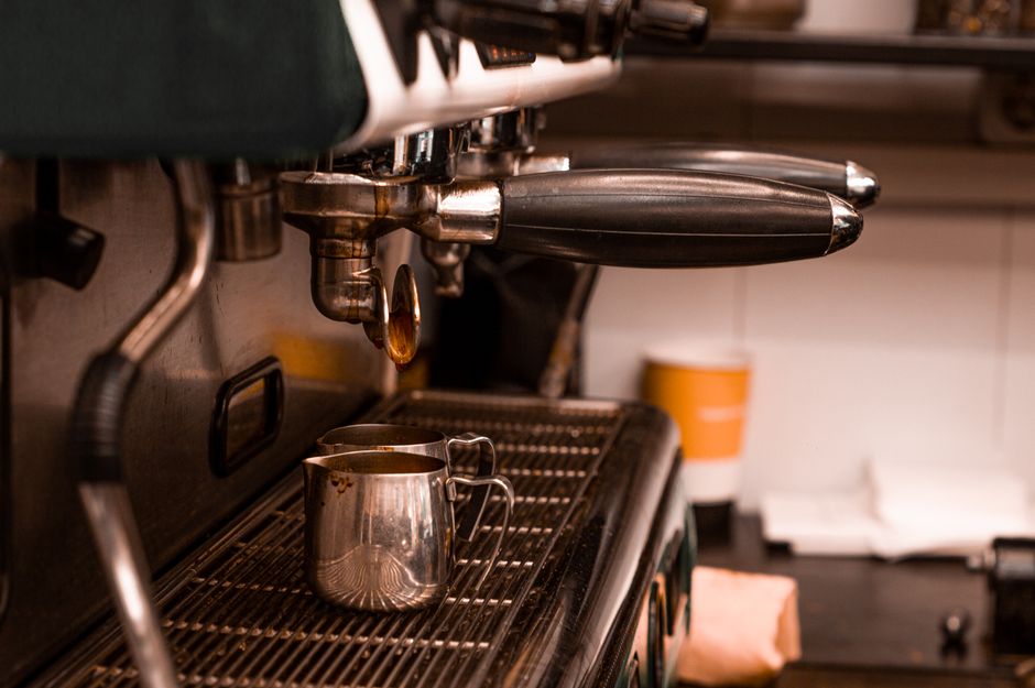 Cafeteira elétrica de filtro com jarro de vidro sobre bancada de cozinha