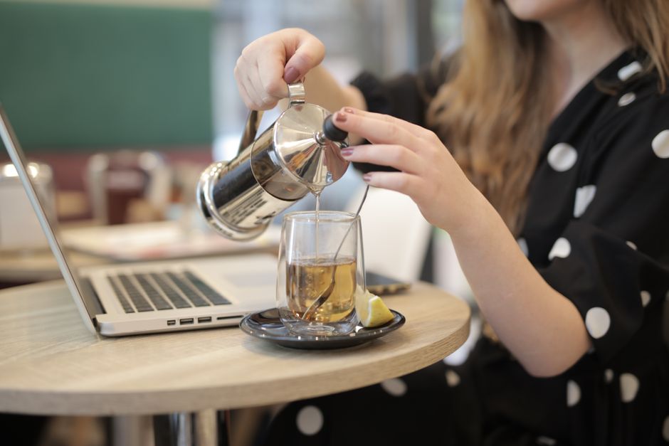 Prensa francesa de vidro sendo usada para servir café coado na xícara