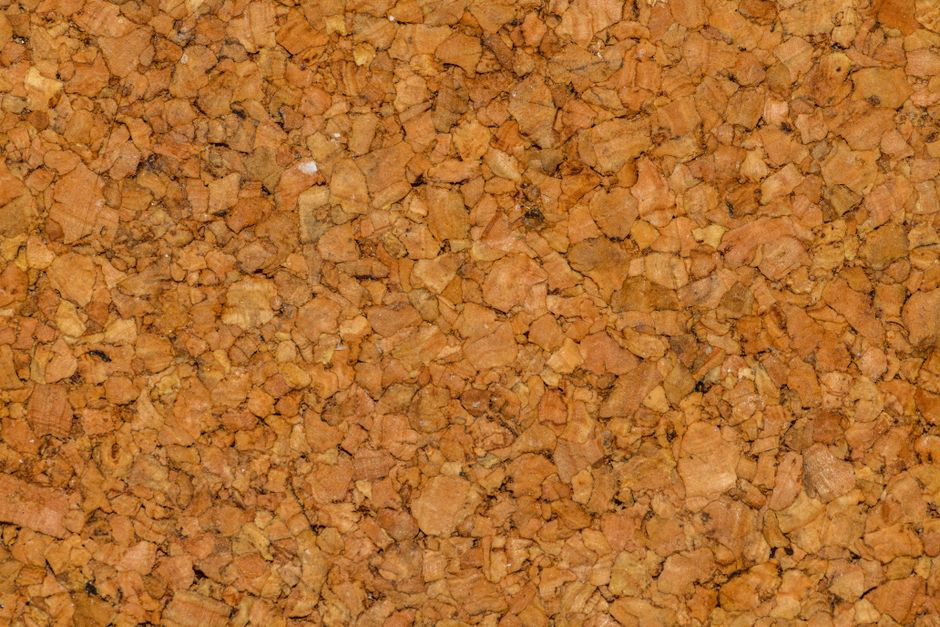 Textura da placa de cortiça em close, mostrando a superfície porosa do material