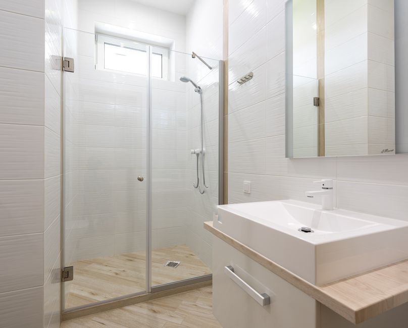 Banheiro moderno com box e cortina instalados