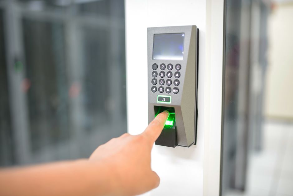 Pessoa usando leitor de impressão digital para destravar fechadura biométrica