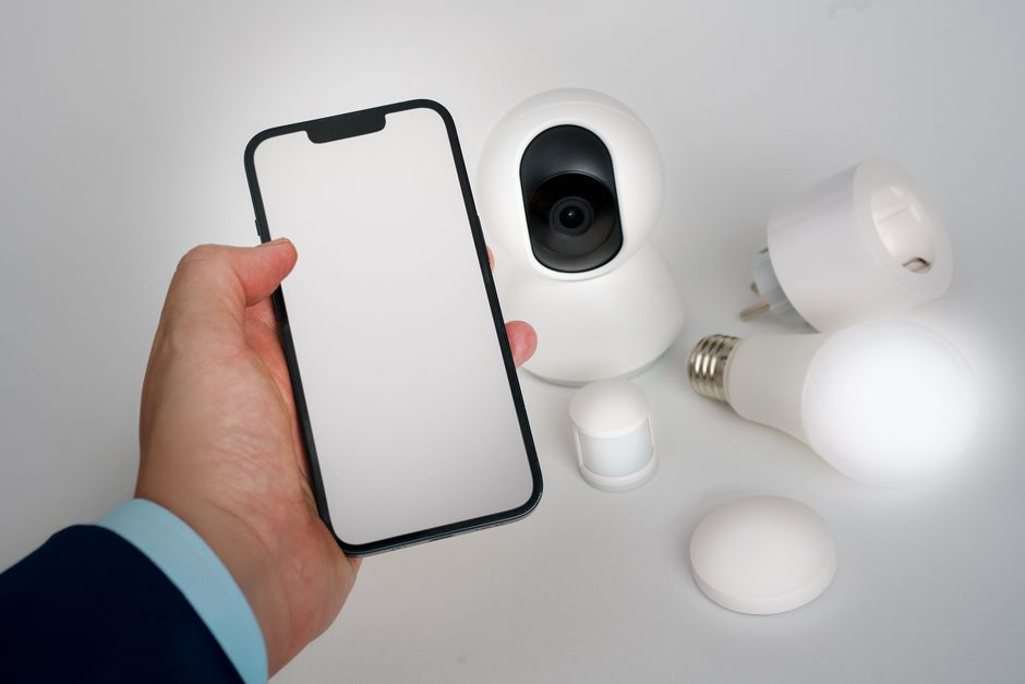 Celular mostrando aplicativo de controle de fechadura inteligente conectada à internet