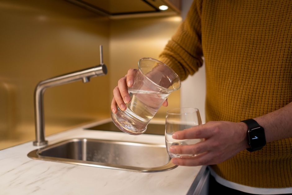 Torneira de cozinha com filtro acoplado liberando água