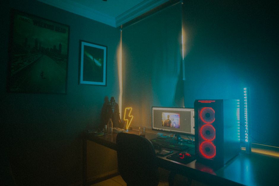 Setup de mesa com iluminação de LED ambiente