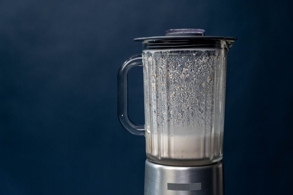 Liquidificador potente preparando um milk-shake espesso