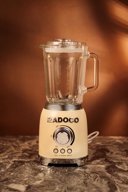 Liquidificador com jarra de vidro estilo retrô sobre bancada de mármore