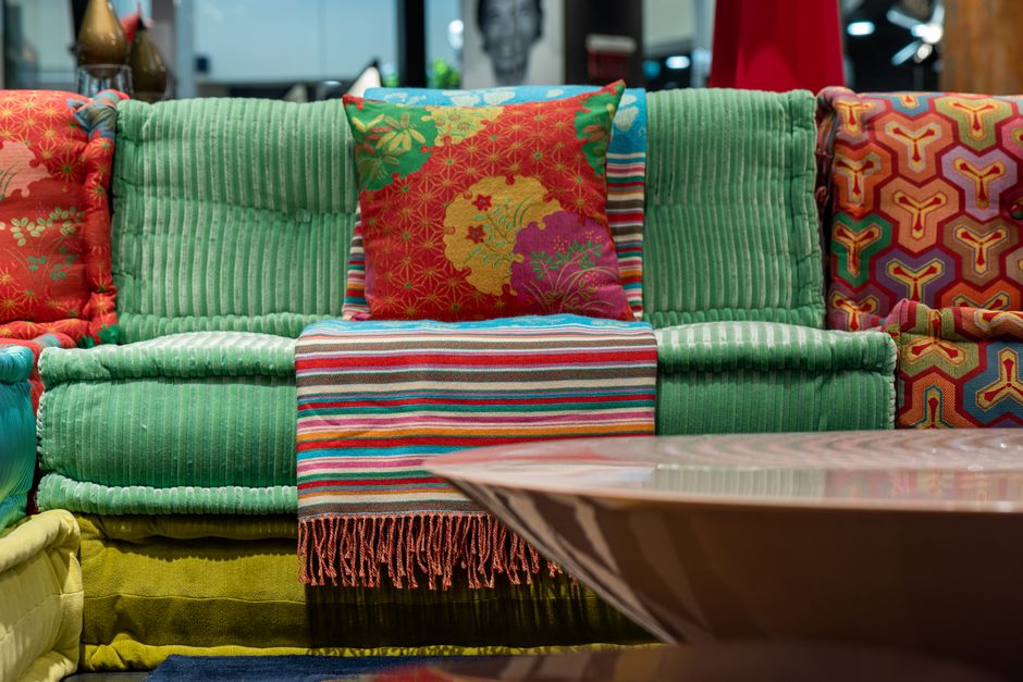 Sala de estar decorada em estilo maximalista com cores e estampas variadas