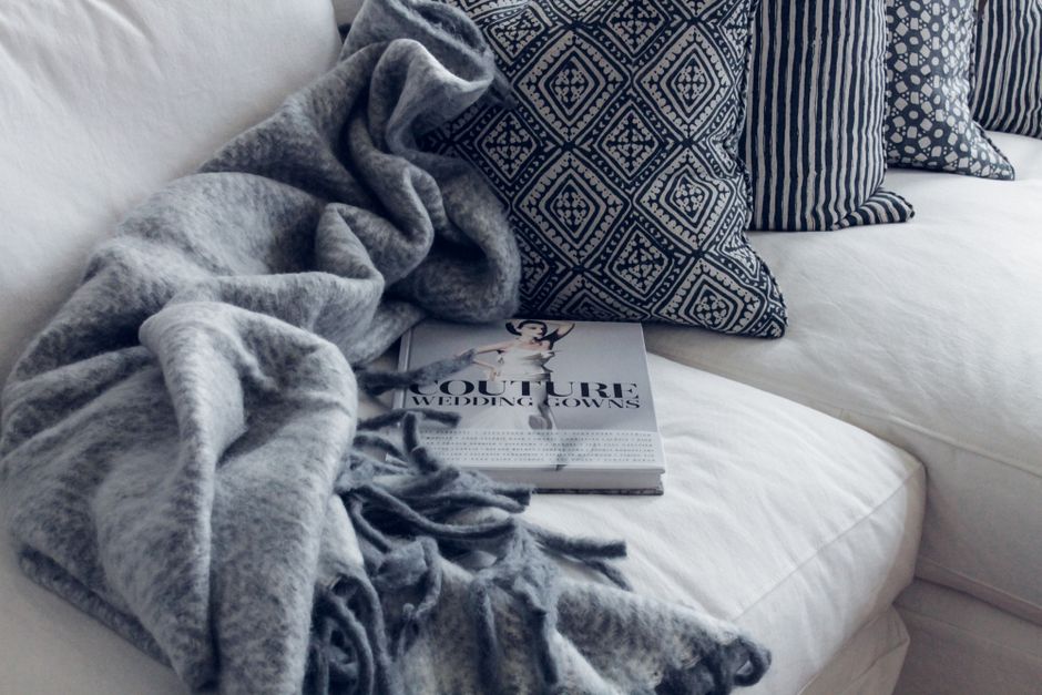 Sofá com almofadas de estampas e cores diferentes combinadas