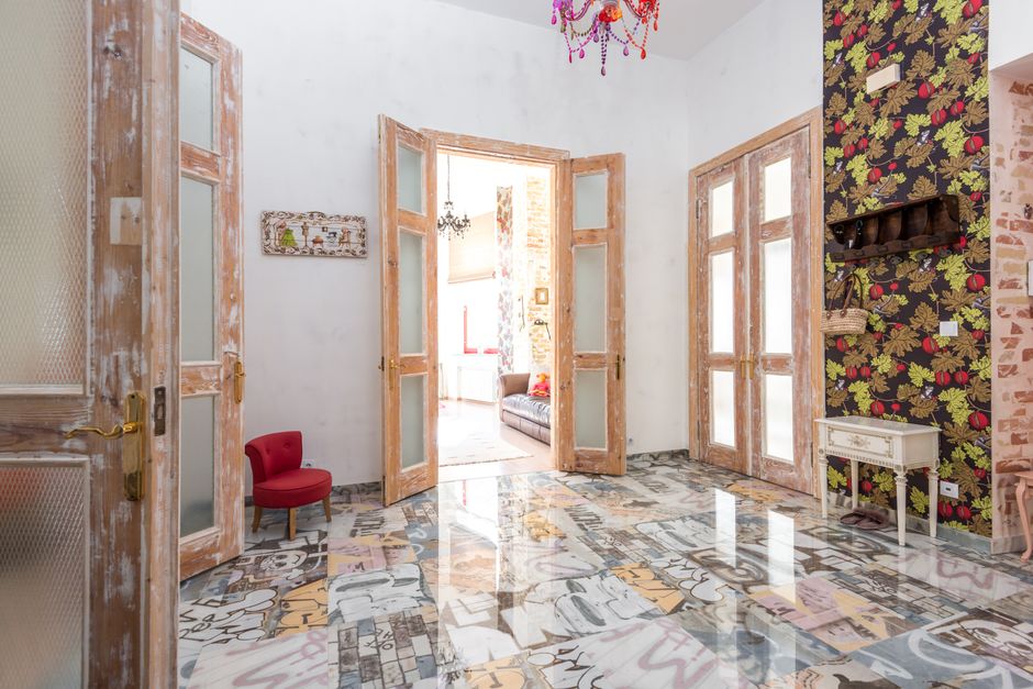 Maximalismo ou Minimalismo: o Que Funciona em Casa Pequena