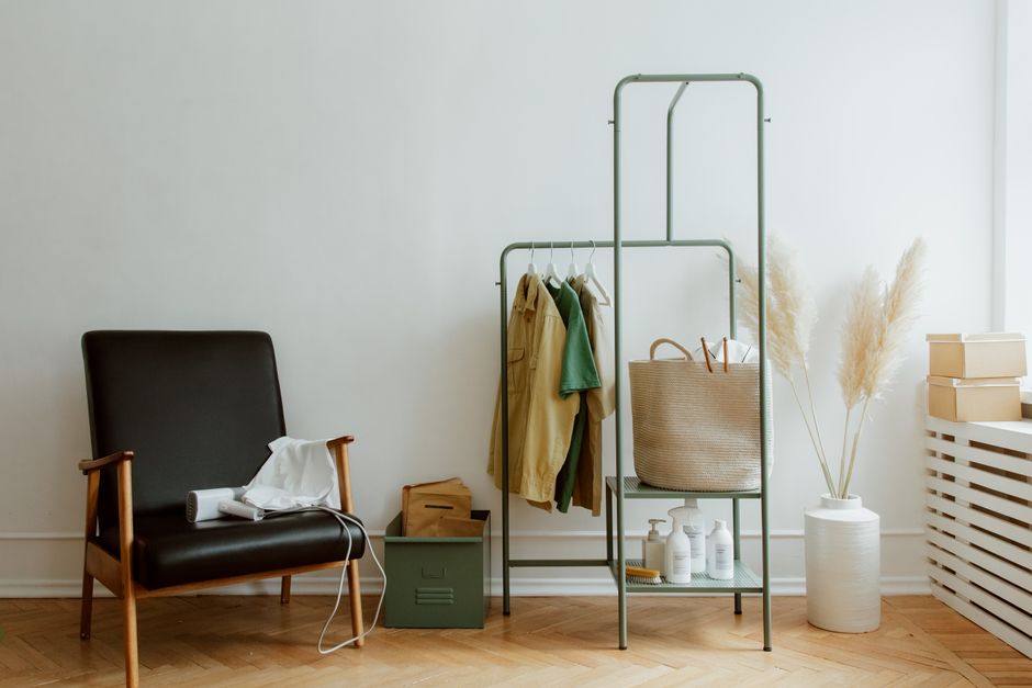 Cesto decorativo pequeno em apartamento organizado
