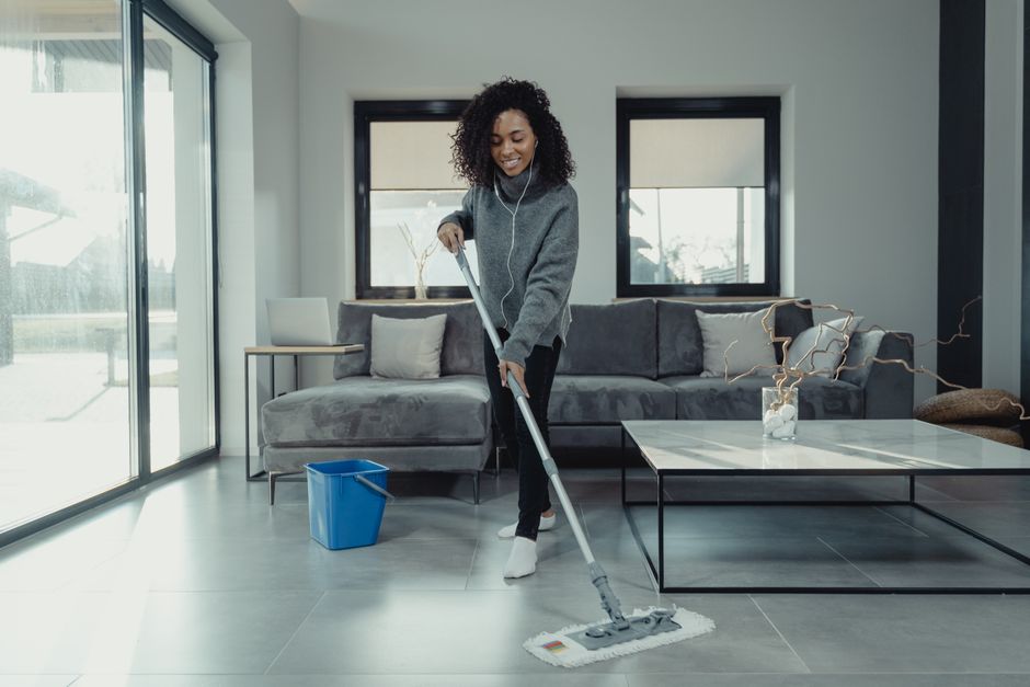 Mop giratório sendo passado em piso de cerâmica