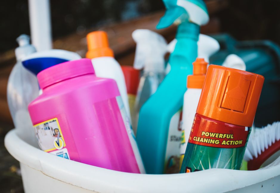 Balde e produtos de limpeza organizados na cozinha