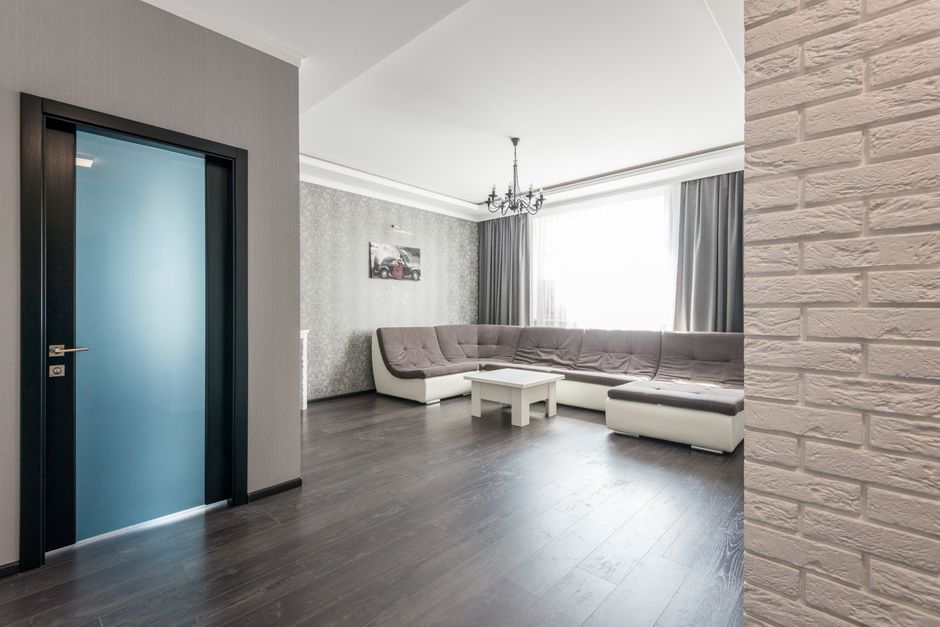Sala com piso limpo e seco após uso do mop giratório