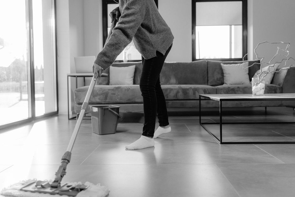 Pessoa limpando o chão de casa com mop giratório