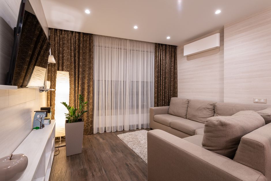 Sala de estar moderna com piso de madeira limpo