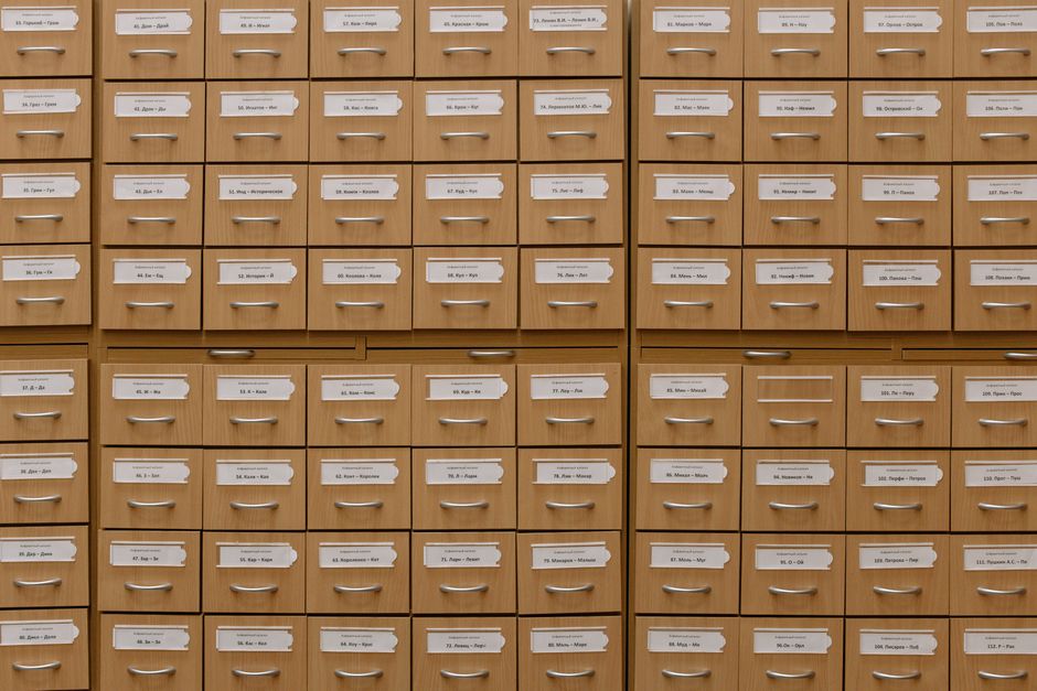 Gavetas de madeira organizadas com etiquetas