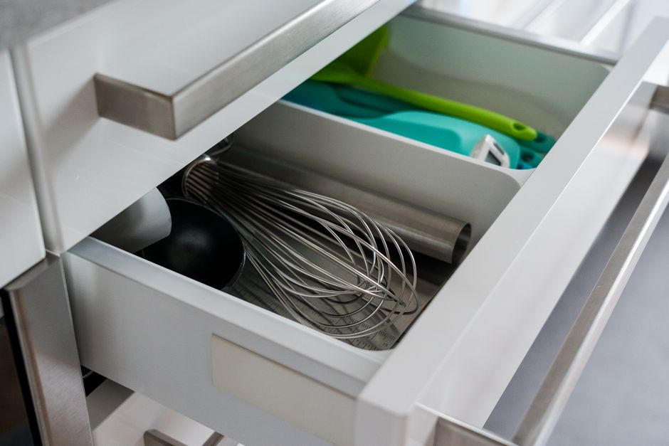 Gaveta de cozinha aberta com utensílios organizados