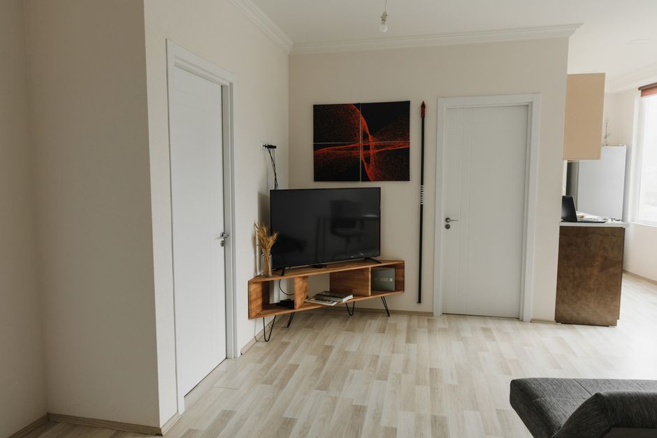 Rack de TV de madeira com gavetas em uma sala de estar