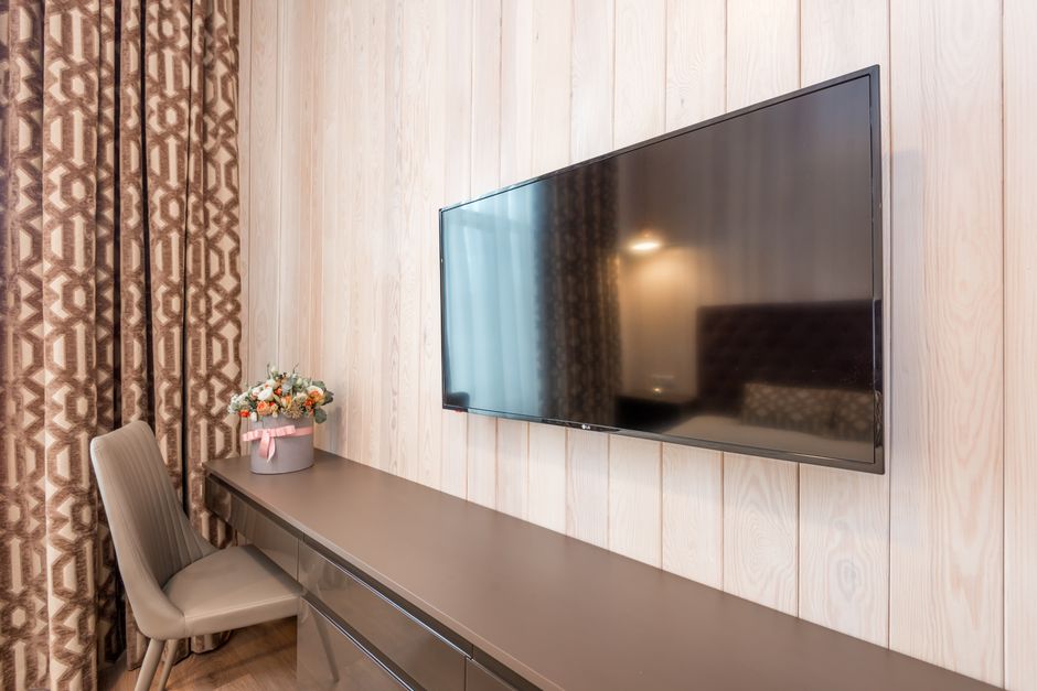 Furadeira fixando suporte na parede para instalação de painel de TV