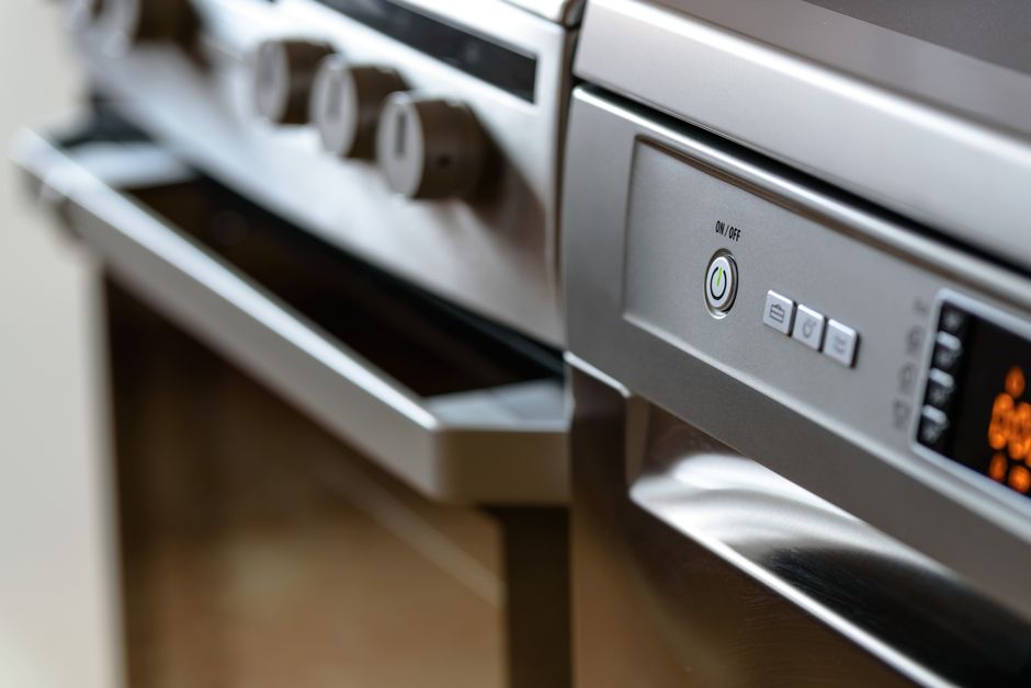 Detalhe de eletrodoméstico de cozinha em aço inox sobre bancada