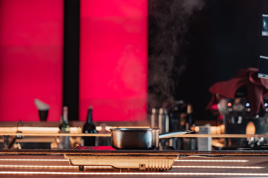 Panela em fervura sobre fogão elétrico em cozinha contemporânea