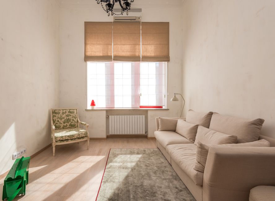 Sala de estar moderna com persiana na janela