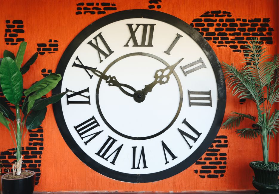 Relógio de parede grande como peça decorativa
