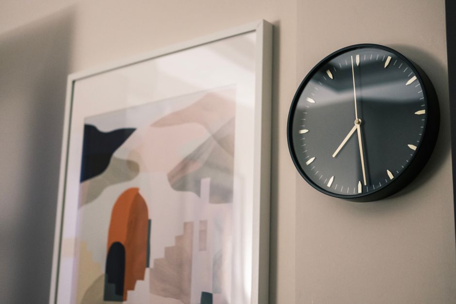Relógio de parede minimalista com display