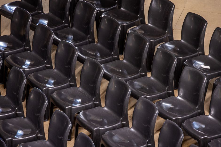 Módulos plásticos empilháveis de organizador de sapato dentro de closet