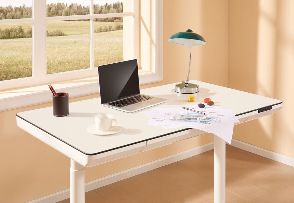 Mesa de home office com notebook elevado em suporte fixo e monitor ao lado