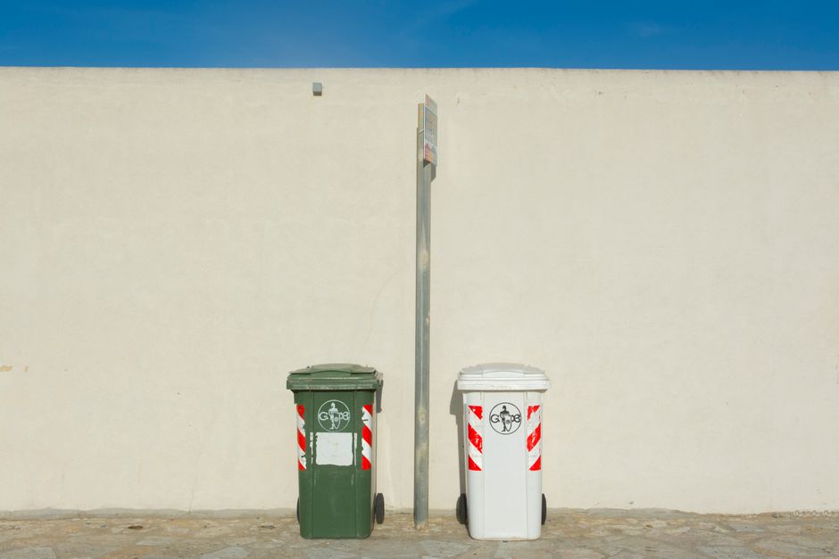Recipientes de reciclagem separados por tipo de material