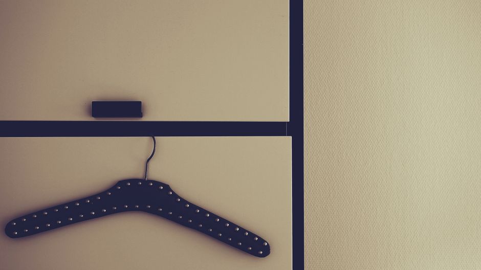 Roupas organizadas em guarda-roupa aberto