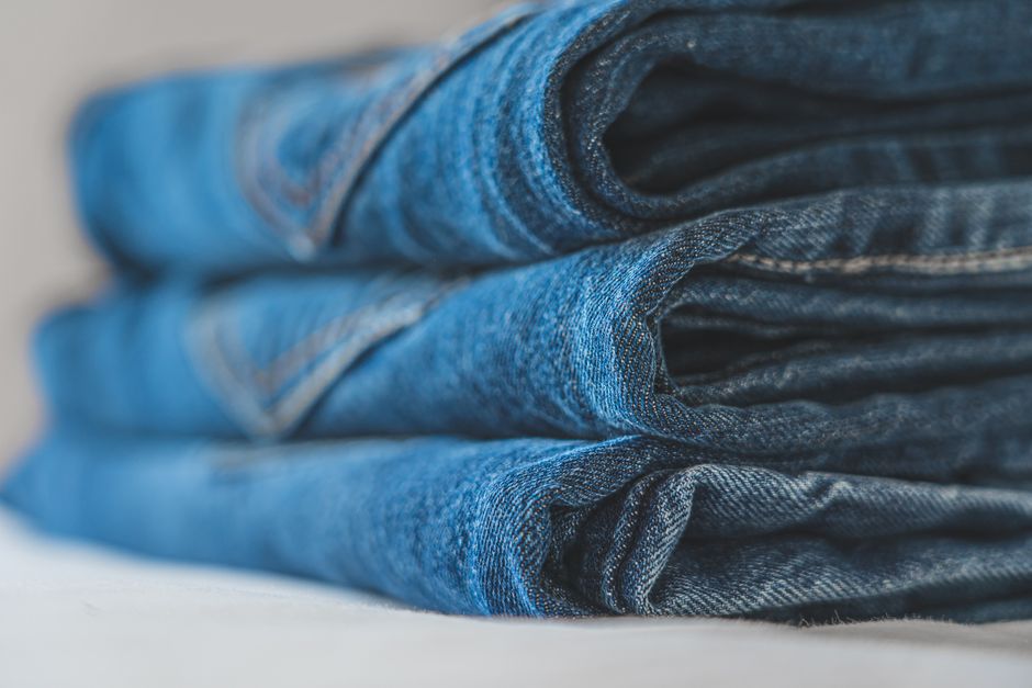 Roupas dobradas cuidadosamente sobre a cama